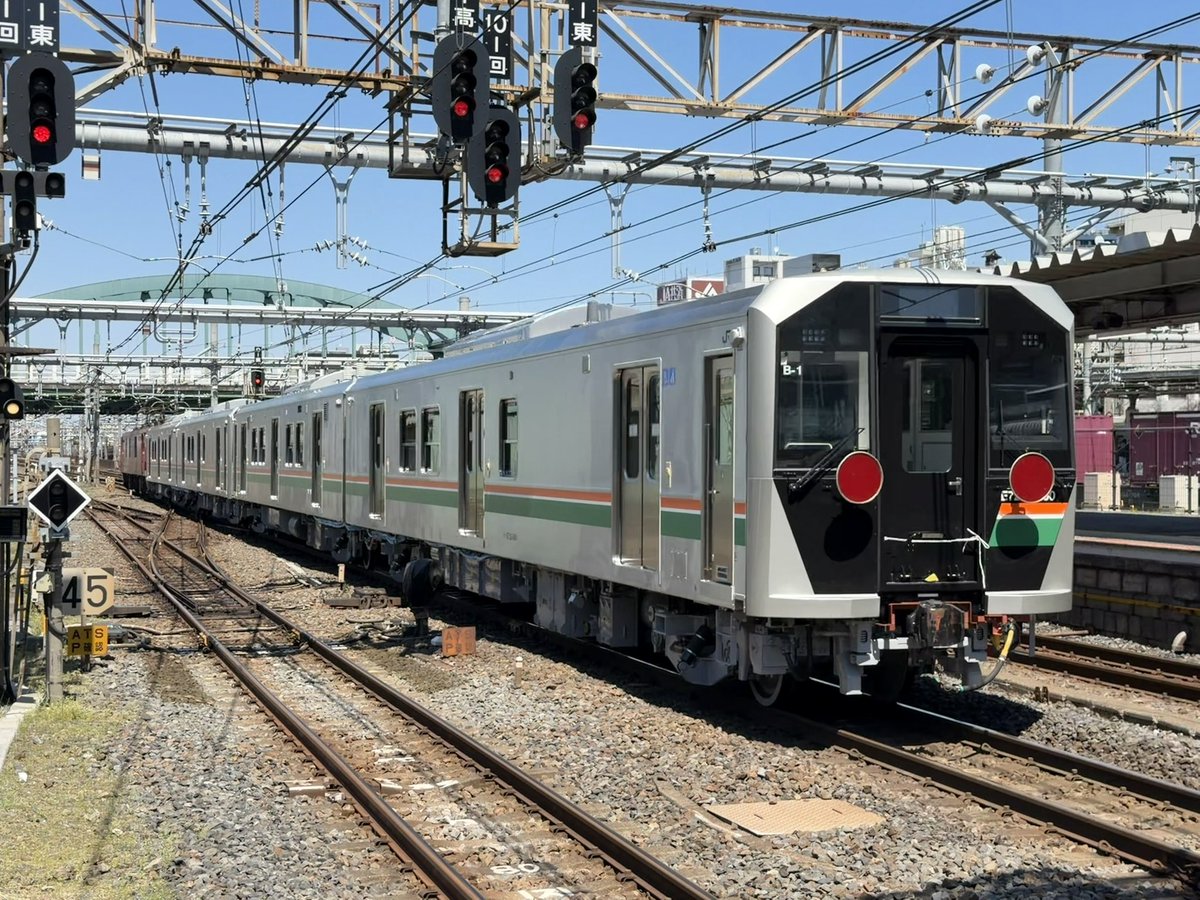 ICOCAkamoha's tweet photo. 2026.4.8 @大宮駅
11時30分ごろe723系甲種輸送
撮影後放送で京浜東北線ホームで架線にビニール袋がついてしまったとお知らせがあったためついでに見てきました。
撮影された方々お疲れ様でした♪
#e723 #甲種輸送 #架線に支障物 https://t.co/6fP7pSRQ50