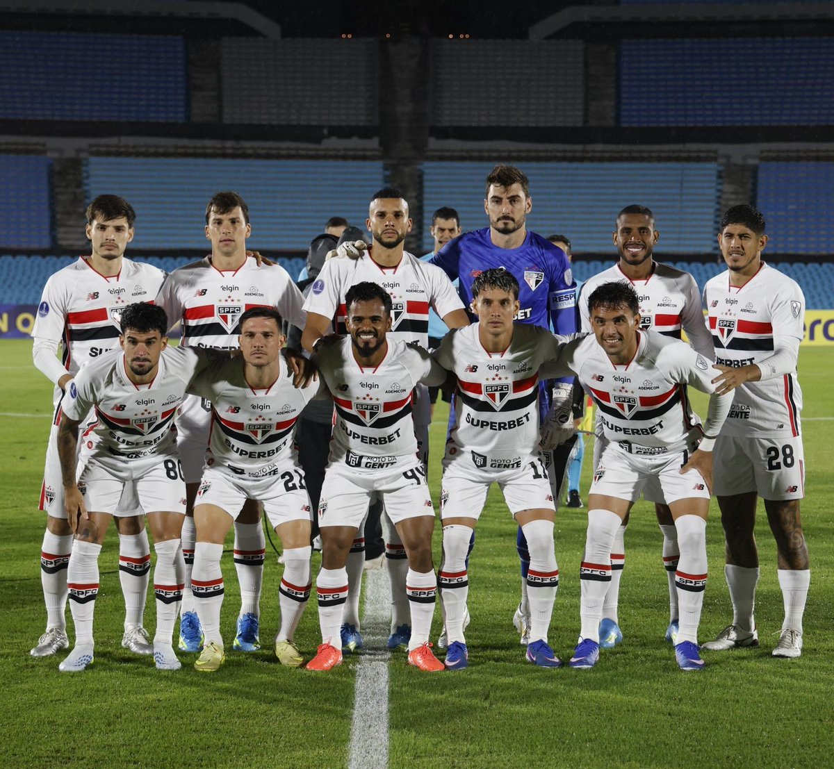 Spfcsinceridade's tweet photo. RESUMINDO O ATENTADO QUE FOI O JOGO EM MONTEVIDÉU.

- Alan Franco teve que marcar os adversários e o doria junto

- Danielzinho apanhando da bola

- Cedric sendo desarmado pela chuva

- Tapia perdendo na velocidade pro vento 

- André Silva parece que engoliu um urso

- Não parou de chover um minuto

- Ventando pra um caralho 

- Estádio completamente vazio 

- Time do boston river é péssimo 

- Jogadores do boston é um pior que o outro 

UM DOS JOGOS MAIS FEIOS QUE EU JA VI NA MINHA VIDA PQP...

Fez meu tio cego voltar a enxergar 🙏🏻