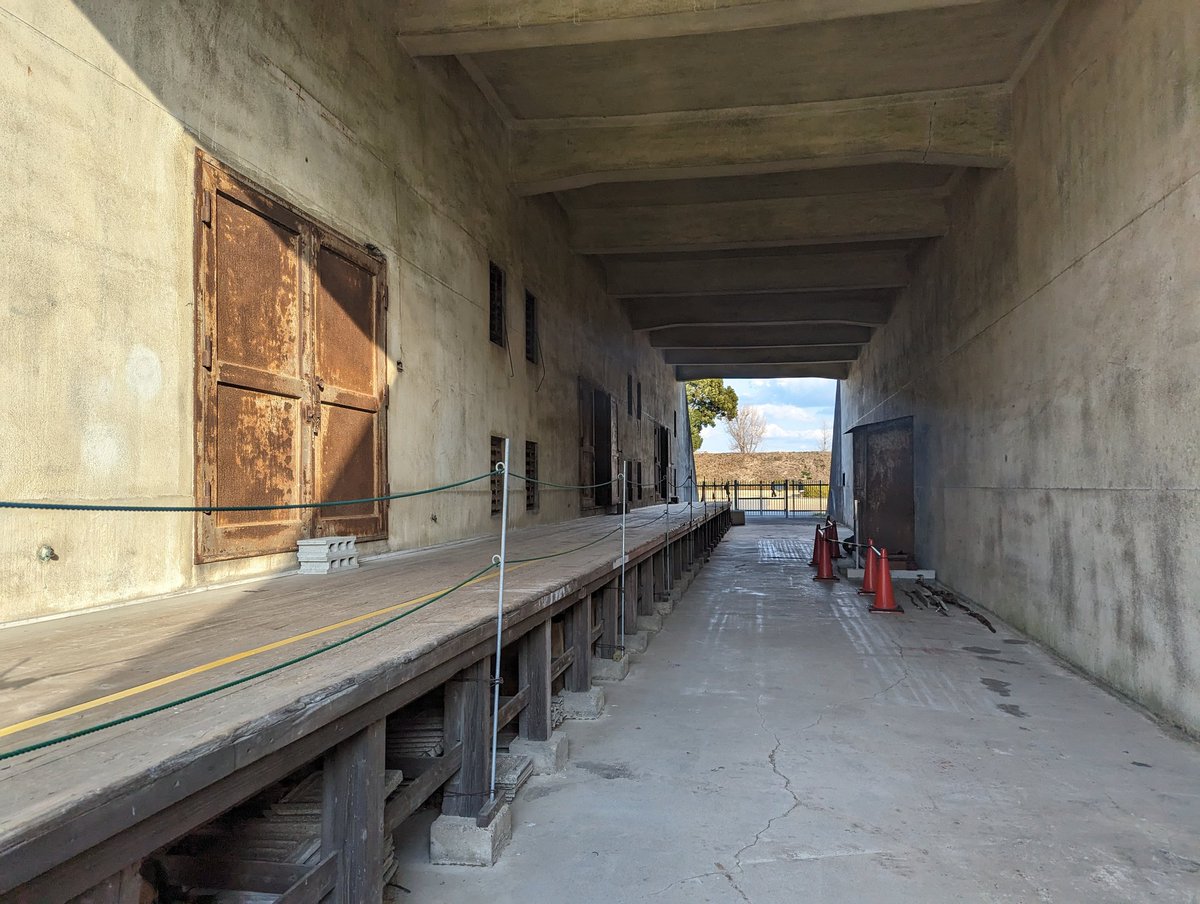 愛知県にある『豊川海軍工廠 平和公園』。かつて東洋随一の規模といわれた兵器工場の歴史を伝える、戦争遺跡の保存公園。​広大な敷地には、当時の火薬庫や信管置場などが現存し、平和交流館には工廠関係の資料などが展示されています。ボランティアガイドの方々の解説があるのもありがたいです。