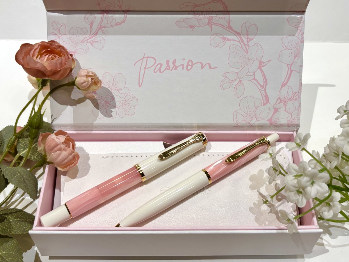 桜が咲く季節にふさわしいペリカンの特別生産品「クラシック 200 チェリーブロッサム」が入荷しています！専用のペンシースが付属しており、ギフトボックスも華やかな特別仕様です。ぜひ店頭にてその美しさをご確認ください！
#万年筆 #美軸 #桜