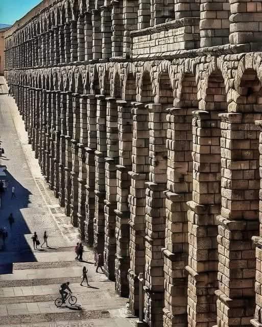 Arteymas_'s tweet photo. El Acueducto de Segovia es una maravilla de la ingeniería romana, construida alrededor del siglo I para transportar el agua desde el río Frío hasta la ciudad de Segovia, España, que se extiende por más de 15 kilómetros, es más famoso por sus altos arcos en el centro de la ciudad, alcanzando casi 29 metros de altura Construido sin mortero, sus 167 arcos se mantienen unidos puramente por la precisa colocación de bloques de granito. Un símbolo del ingenio romano, el acueducto está notablemente bien conservado y se mantiene como uno de los monumentos más emblemáticos de España, mezclando historia con brillo arquitectónico.