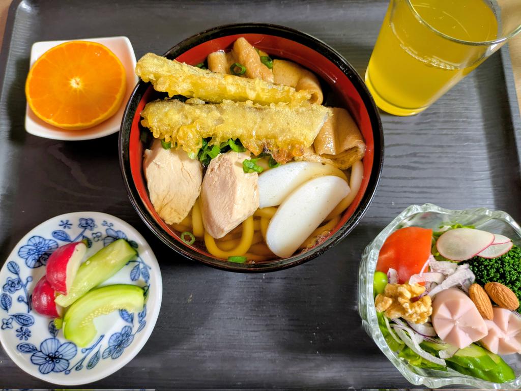 TsukubabaY's tweet photo. #じいじとばあばの昼ご飯
#ごぼ天うどん
#サラダ
#お新香
#みかん https://t.co/Ic83Njj4hZ