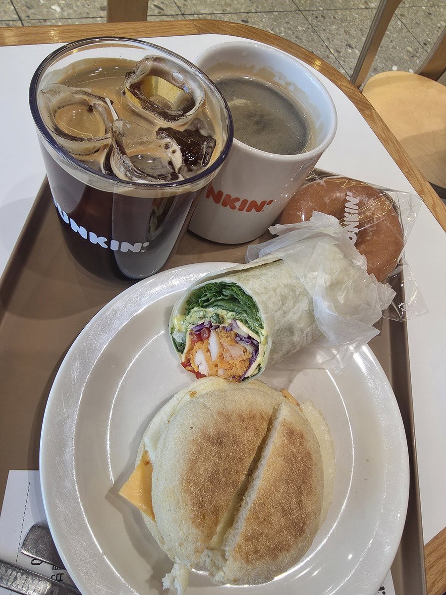 sunnysun1913244's tweet photo. 저는 오늘 던킨 점심요ㅎ
예전에는 던킨이 드립이라 가성비좋고 맛도 있었는데 오랜만에 와보니 커피맛이 예전같지 않네요~~~
점심 뭐 드세요?? https://t.co/snKrZTcy8u