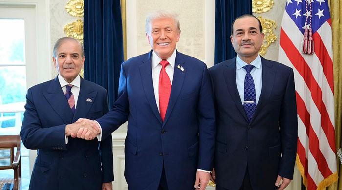 khawajaNNInews's tweet image. آج ایک پاکستانی ہونے پر جتنا فخر ہے، اسکی مثال نہیں ملتی!
صدر ٹرمپ کا وزیراعظم شہبازشریف اور فیلڈمارشل عاصم منیر کی بصیرت کا اعتراف ہماری بڑی سفارتی فتح ہے۔ پاکستان نے ثابت کردیا کہ وہ عالمی امن کا ضامن اور ایک ناقابلِ تسخیر قوت ہے۔ فخر ہے اپنی قیادت پر! 

​#ProudPakistani🇵🇰