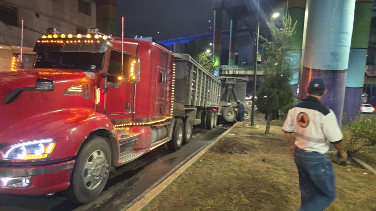 LopezCasarinJ's tweet photo. 🚨 Vecinas y vecinos:

Se registró un accidente en San Antonio, esquina con Periférico (dirección oriente–poniente), donde un tráiler impactó a cuatro vehículos.

🚑 Equipos de emergencia ya se encuentran en el lugar brindando atención. Afortunadamente no hay lesionados. 

⚠️ Les pedimos evitar la zona y tomar precauciones. 
#CasarínAlcalde