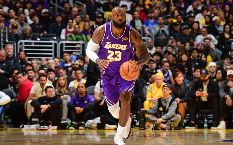 noticierovv's tweet photo. #Deportes | LeBron James es descartado del partido ante los Thunder por molestias en el pie
Amplía la información aquí
https://t.co/RVtWFRUar5
#NoticiasVV #07abr https://t.co/t5x66SJqlI