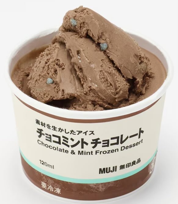 ４月１５日より無印良品から、ミントが香るビターなチョコレートアイスにミント風味のキャンディーを入れた「素材を生かしたアイス チョコミント チョコレート」が新発売されます✨
sweetroad5.com/news/24768/