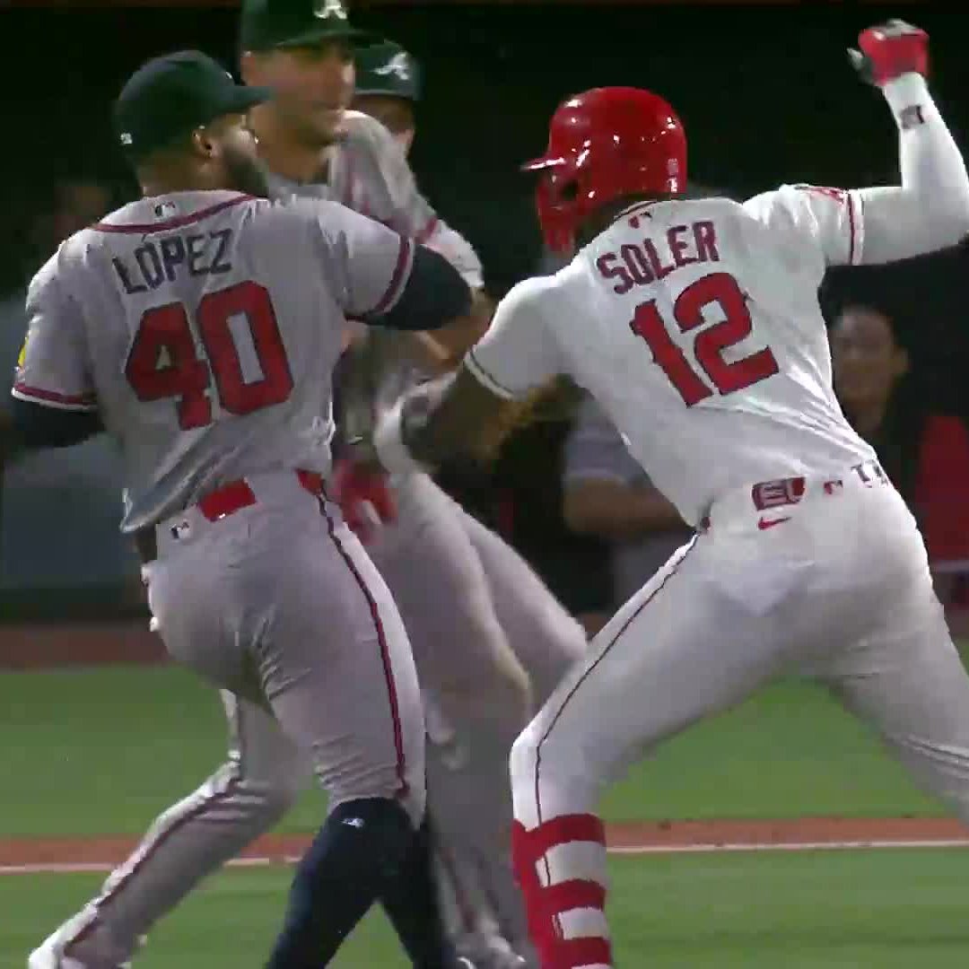 BRWalkoff's tweet image. JORGE SOLER AND REYNALDO LOPEZ JUST WENT AT IT 😳