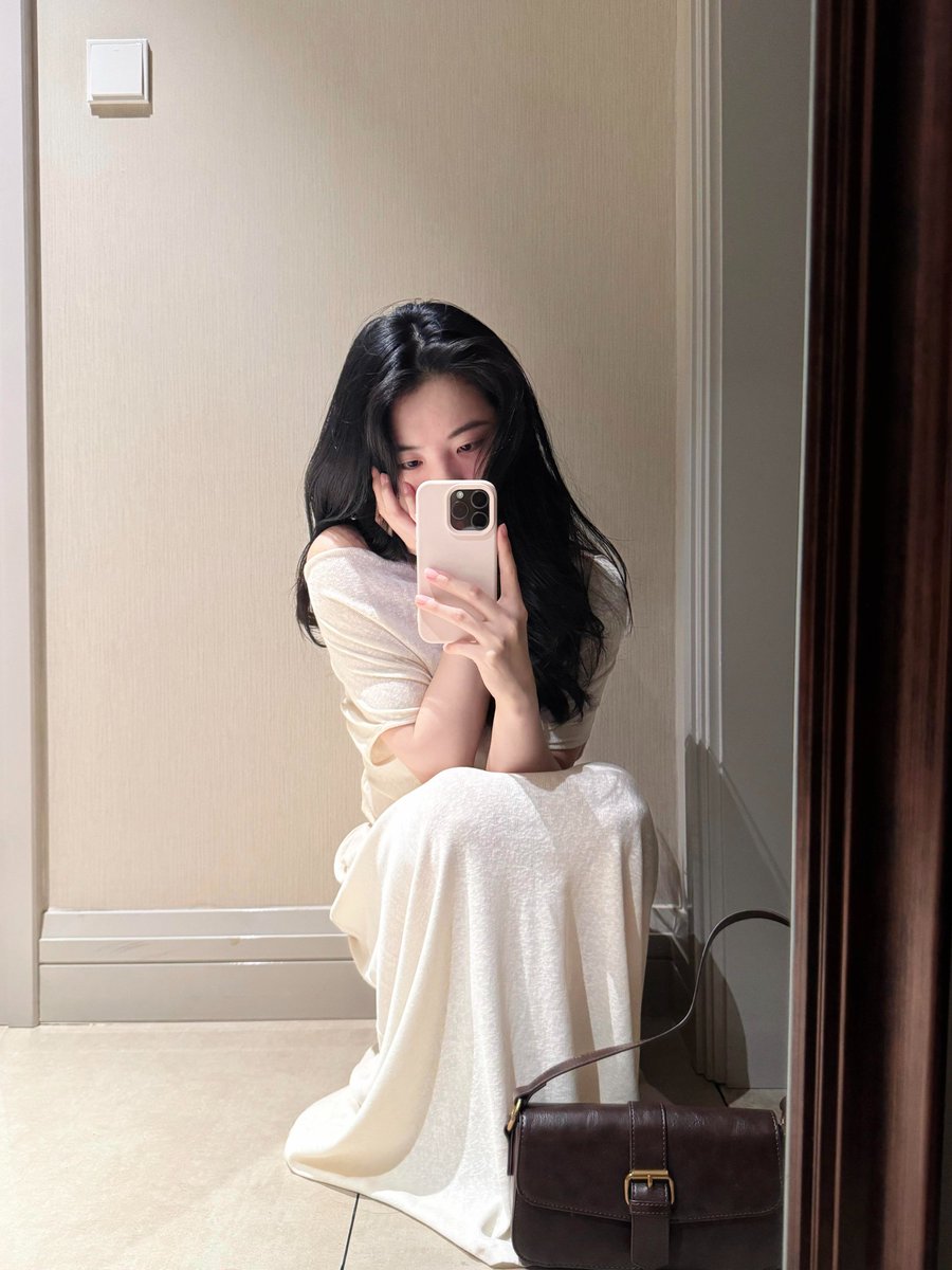 Chris09022019's tweet photo. 静かな時間に包まれて、少しだけやわらかくなる気持ち。
何気ないひとときも、大切にしたい日🤍
#今日のコーデ #ootd #淡色コーデ #きれいめコーデ #大人女子 #ミラーセルフィー #ナチュラルライフ #日常のひとコマ #雰囲気記録 #ゆるい日々 https://t.co/bbpF8UbmA2