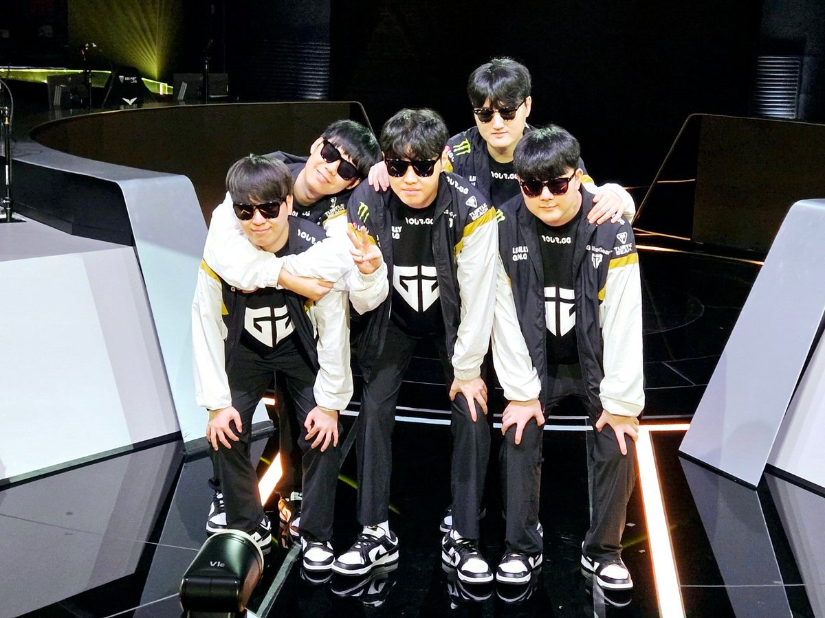 alex𓂀 '//, tweet media