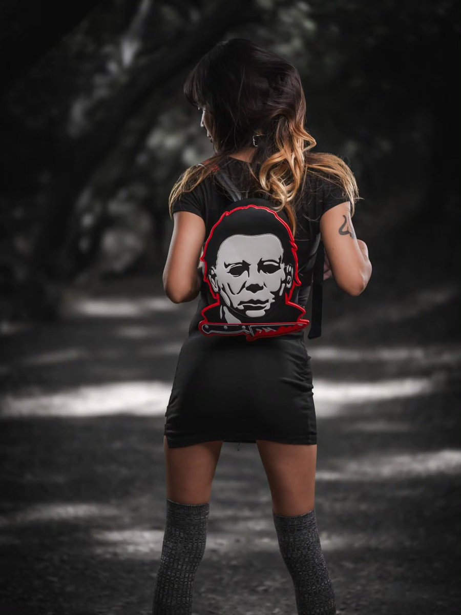 Spider_Rock_Web's tweet image. 🔪 Michael Myers Monster Head Backpack【Rock Rebel】 🔪

マイケル・マイヤーズの顔を立体で再現した、狂気のバックパック。エンボス×刺繍の重厚ディテールに、赤い裏地が不穏なアクセント。
調整可能ストラップ＆内ポケット付きで実用性も◎日常にホラーを持ち歩け。
#ホラー #HALLOWEEN