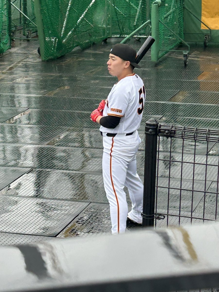 busukabuko's tweet photo. 4/1 巨人vsロッテGタウン
雨ですごく寒かったけど、ひさびさに友達と野球観れて楽しかったー。 https://t.co/oYH7ALYEwf