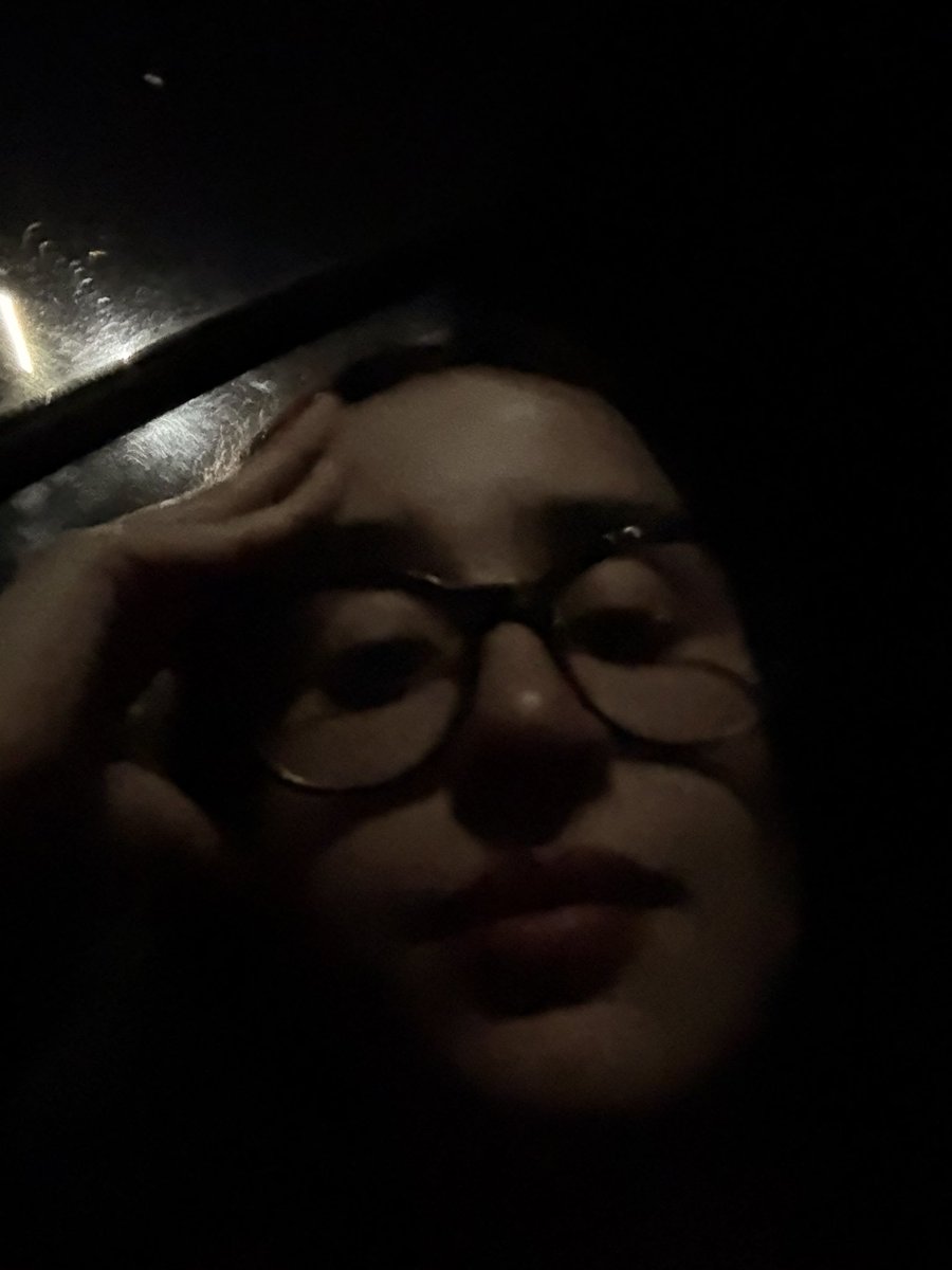 martinaolvr_'s tweet image. E eu que tenho cu tímido e tô há 18h viajando segurando um peido nível vulcão prestes a entrar em erupção… se esse avião atrasar mais 10min eu viro notícia na globo