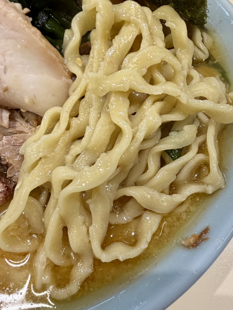 二丁目ラーメン@橋本

味噌らーめん☆

パンチがあるのに､どこか懐かしさも感じるスープに…

プルっとムッチっとした啜り心地の良い中太平打ちの縮れ麺がよく合うメチャ美味な一杯♪

しっとりジューシーなチャーシューも美味!!