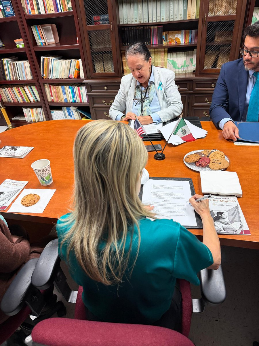 ConsulMexBro's tweet photo. ✨@ConsulMexBro 🇲🇽 firmó hoy con  @fowinc un #MOU memorándum de entendimiento para asistir a personas mexicanas 🇲🇽, víctimas de abuso y violencia doméstica, en el #MesConcienciaVsAsaltoSexual 🆘

Seguiremos protegiendo a nuestra comunidad 🇲🇽 en Cameron, Willacy y Kenedy ❗️ https://t.co/ArcSiFlvQp