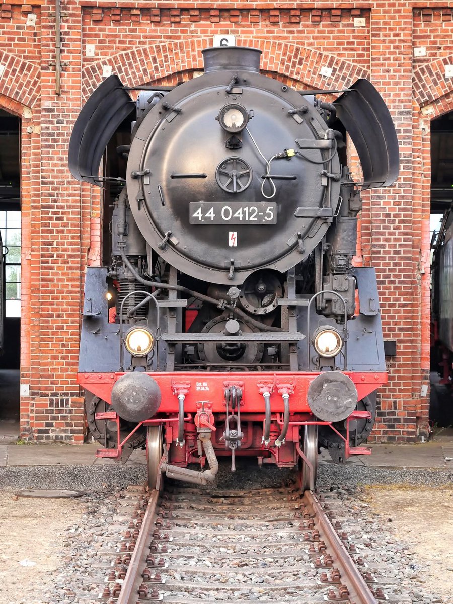 Dampflokomotive der Baureihe 44 0412-5 🚂 wartet vor dem Lokschuppen auf den Heizer.