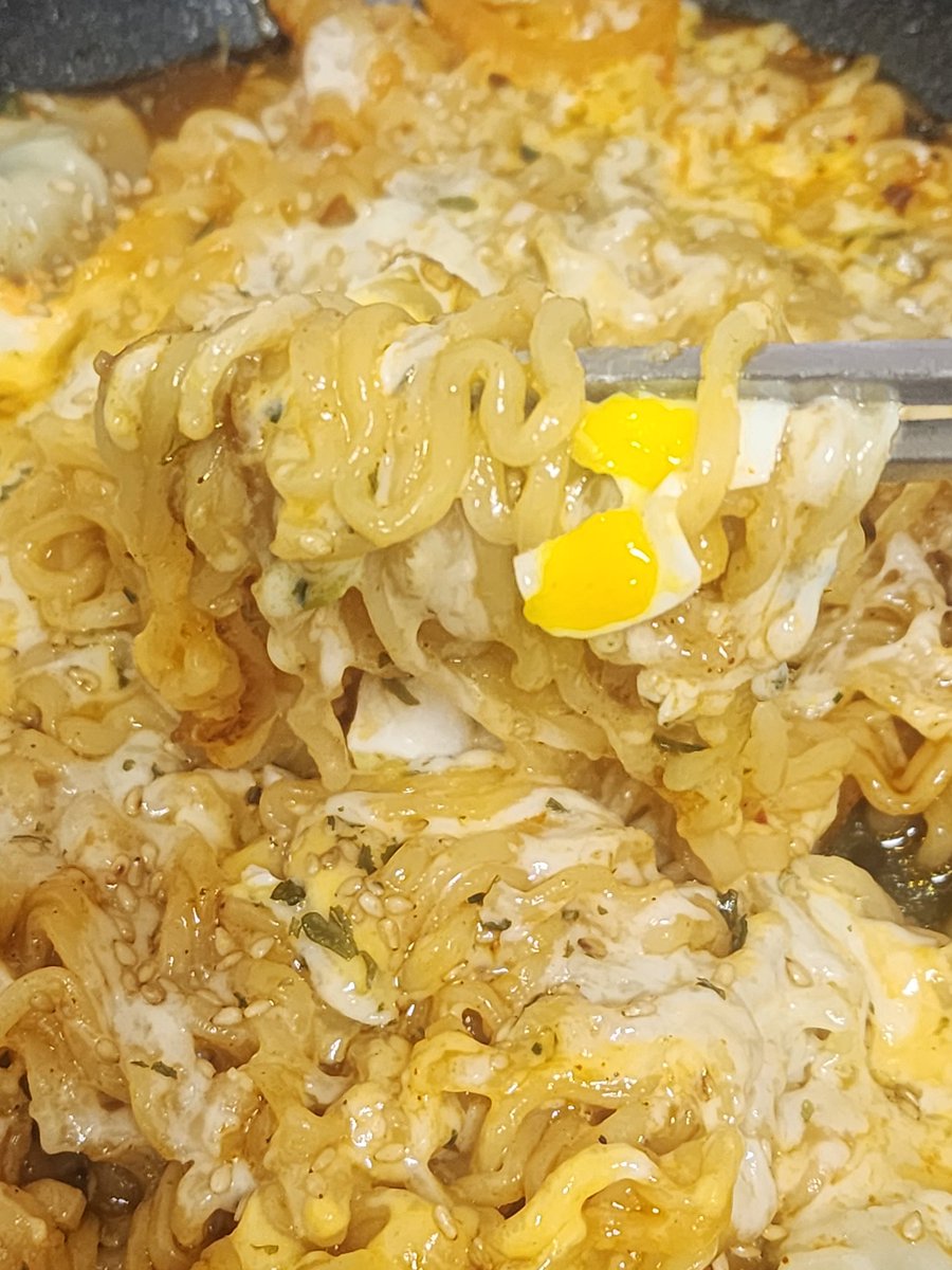 📍 쿠지라이식 라면

이제 쿠지라이식 라면 개잘끓임
물만두까지 야무지게 추가해서 후루룩함