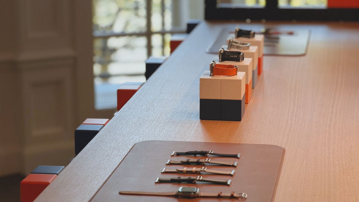 Apple Champs-Élysées has a gorgeous new Hermès installation inspired by the new Faubourg face in watchOS 26. Looks absolutely fantastic. Love when they do stuff like this. Shots shared over on LinkedIn by Alexis Filipe. Go check out the post for more pics. linkedin.com/posts/alexisfi…