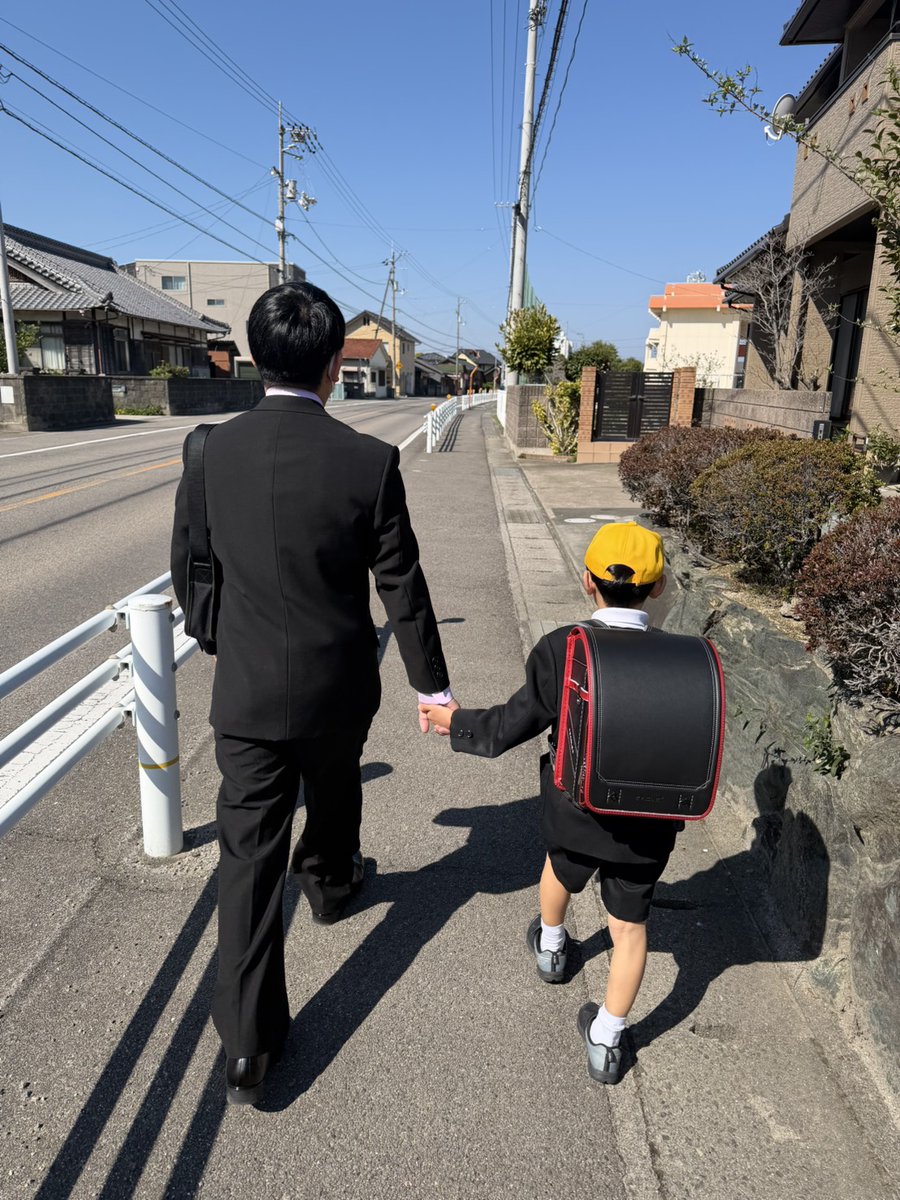今日は三男の小学校入学式でした

兄弟で１番わんぱく少年なので心配だけど、小学校で色々な事を学んで人生頑張りましょう！！！

おめでとう、ありがとう(^^)
