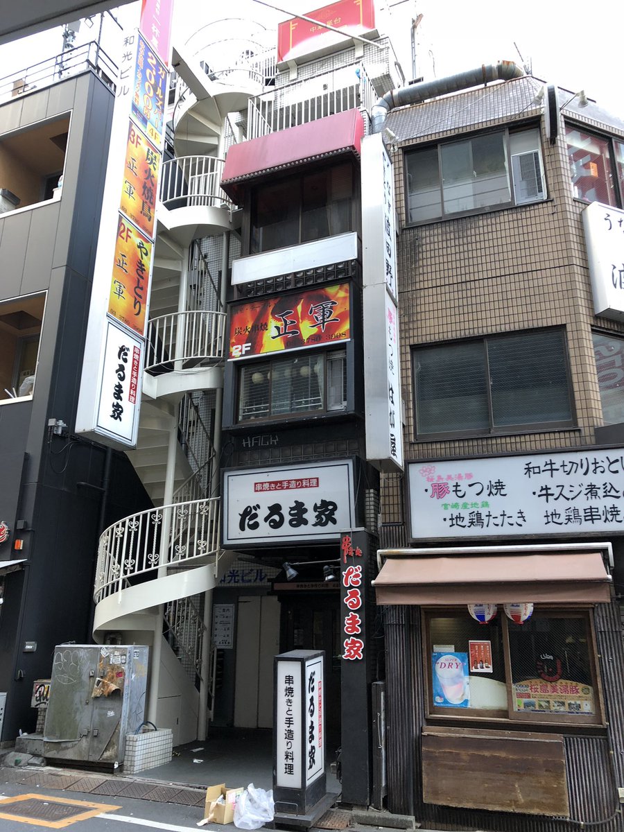 AkizukiRitchan's tweet photo. 一般人「ただの雑居ビルかな？」

 一部界隈Ｐ「この場所は…！！」 https://t.co/MGRJr8bwil