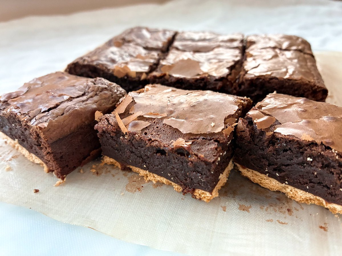 moca308's tweet image. ブラウニービスケット(?)。
いつもはスペキュロスを敷いているけど、今回は家にない為マリービスケットで代用。
しっとりねっとりブラウニーは最高🙌
#baking #brownie #ブラウニー #お菓子作り