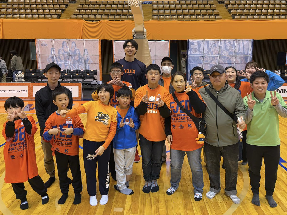 VELTEX_SHIZUOKA's tweet photo. 4/4-5熊本戦をサポートいただいた #VELCREW の皆さん、#SES藤枝みなみ校 の皆さんへ、#林翔太郎 選手、#加納誠也 選手がお礼の挨拶に伺いました📸今節もサポートいただきありがとうございました✨
▼ VELCREW📲
https://t.co/Cm1fCP5a47 https://t.co/by3lhgYWsG