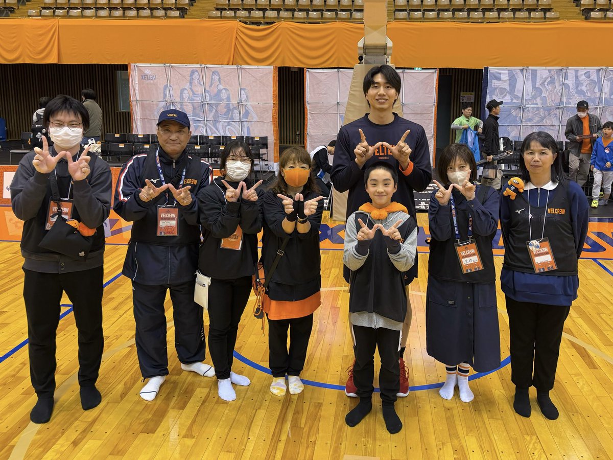 VELTEX_SHIZUOKA's tweet photo. 4/4-5熊本戦をサポートいただいた #VELCREW の皆さん、#SES藤枝みなみ校 の皆さんへ、#林翔太郎 選手、#加納誠也 選手がお礼の挨拶に伺いました📸今節もサポートいただきありがとうございました✨
▼ VELCREW📲
https://t.co/Cm1fCP5a47 https://t.co/by3lhgYWsG