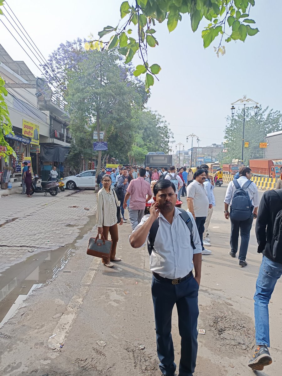 Gautamnaveen's tweet photo. Shocking bus shortage on Railway Station–Metro route, Gurgaon. Overcrowding, delays &amp; missed offices every day—clear failure of public transport management @OfficialGMDA @gurugaman @DC_Gurugram https://t.co/WHowuRCGCN