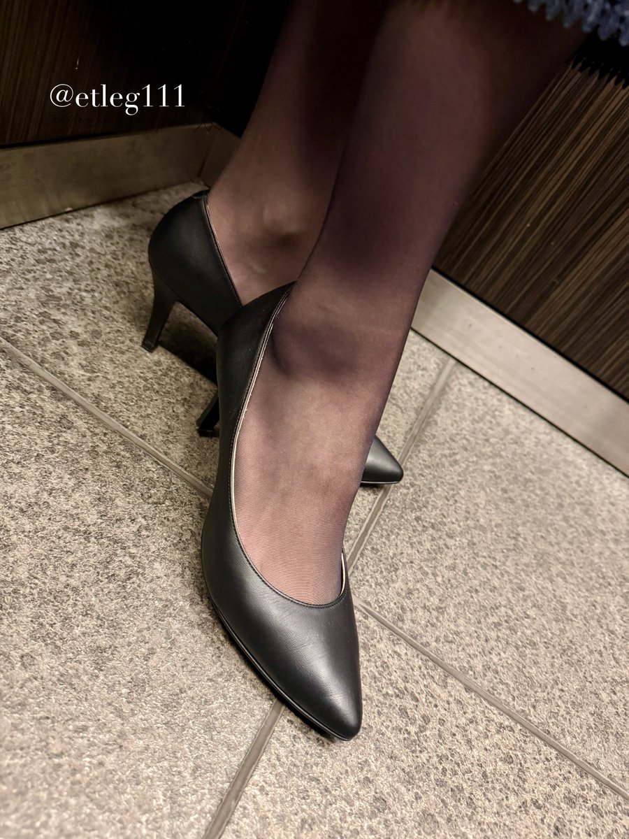 ElenaNylonLover's tweet photo. おつかれさまです✨
街中は新卒社員の子が初々しい装いのスーツにパンプス、ヒールであふれていますね💘
そんな女の子を凝視したいけどできない、脚フェチ、パンプス、ヒールフェチ、パンストフェチの皆様に、ダイアナの定番パンプスとストッキングで📸 https://t.co/q1lTsBkvkp