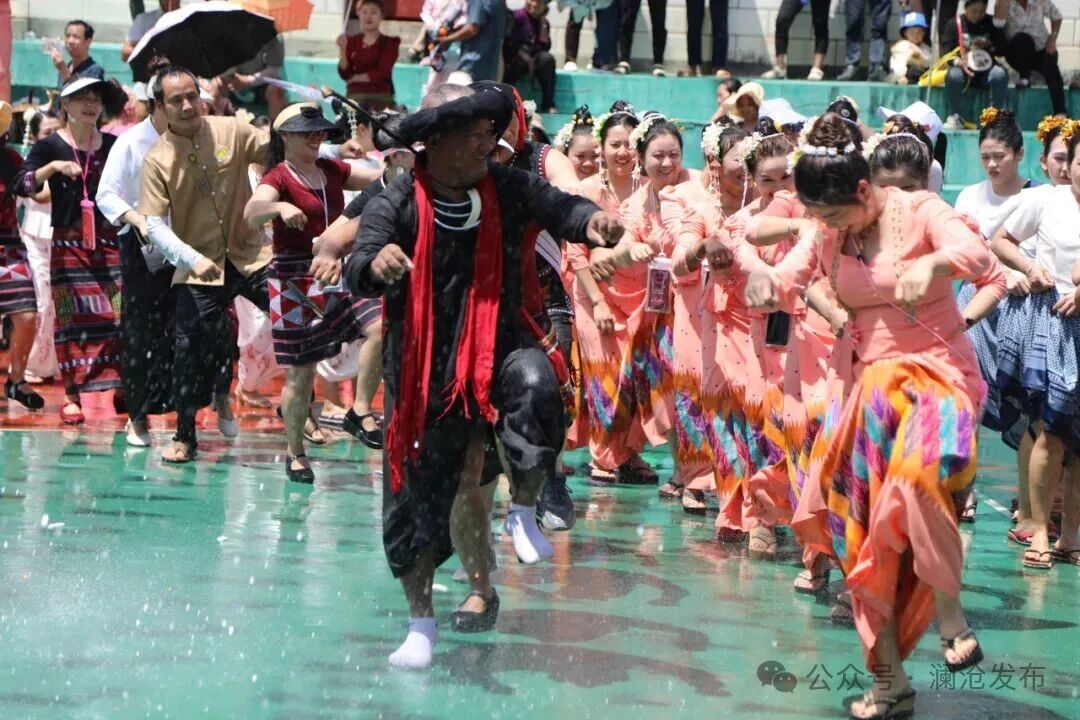 entropy0072's tweet photo. 4月10日至12日，准备到普洱澜沧过“葫芦节”，感受芦笙打跳、万人泼水狂欢，品尝当地特色美食，有一起约的吗？。#有一种叫云南的生活 https://t.co/gIevxOyMLP