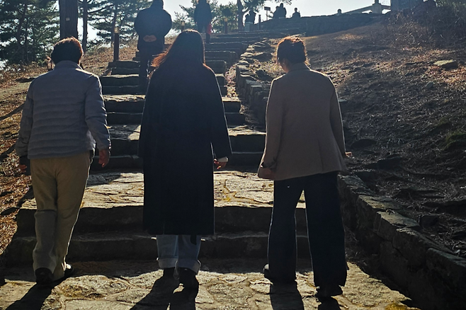 Dampak Film ‘The King’s Warden’

Belakangan ini, film ‘The King’s Warden’ menjadi topik hangat. Mengikuti kesuksesan film tersebut, makin banyak orang yang mengunjungi Royal Placenta Chamber of King Sejong di Kecamatan Seongju,  Provinsi Gyeongbuk.

 ‘The King’s Warden’