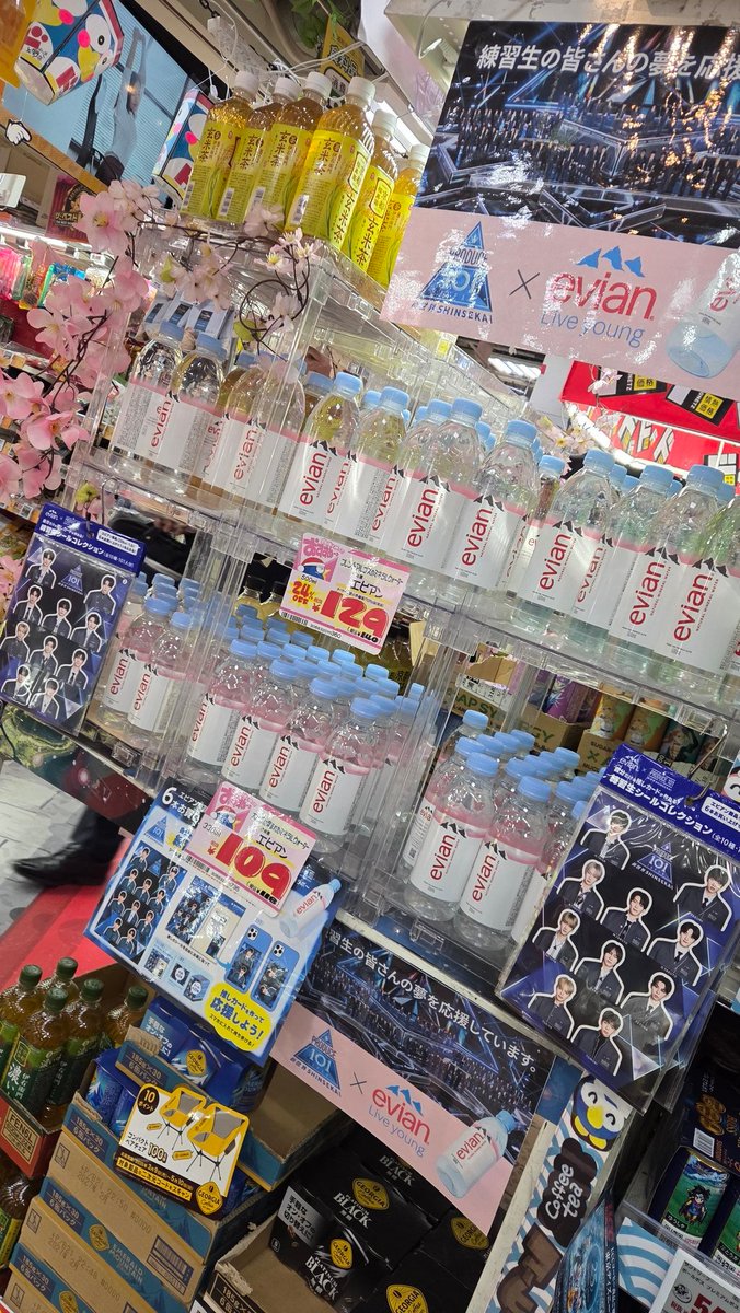 MusoKuri70204's tweet image. 昨晩ドンキでなんとか回収
12本持って帰れなくて助っ人召還w

#PRODUCE101JAPAN新世界
#evian