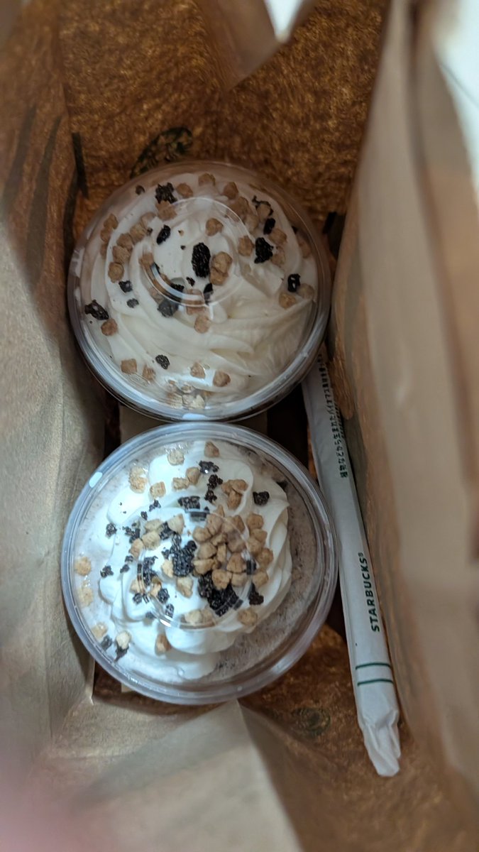 pagumi_bayesian's tweet photo. とりあえず2個買った、1個は冷凍する
（フラペチーノが冷凍できるかは知らん） https://t.co/pXmgqZv3VN