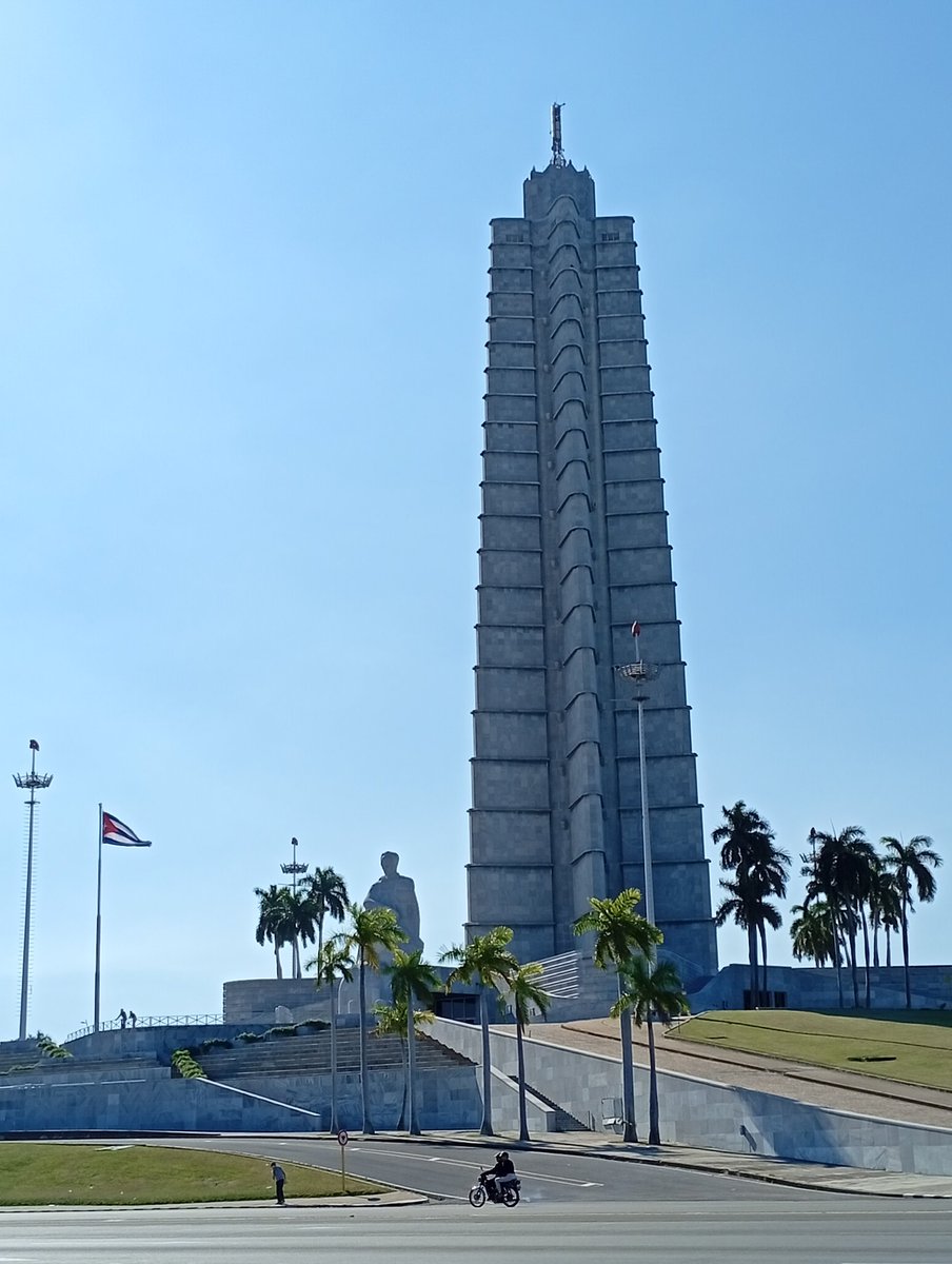 🇨🇺 Amar a #Cuba es abrazar la raíz que nos sostiene y el horizonte que nos guía.

La #Revolución es la fuerza que transforma cada sacrificio en dignidad y cada esperanza en victoria.
 
En la fidelidad a nuestra historia,  Venceremos! ✊