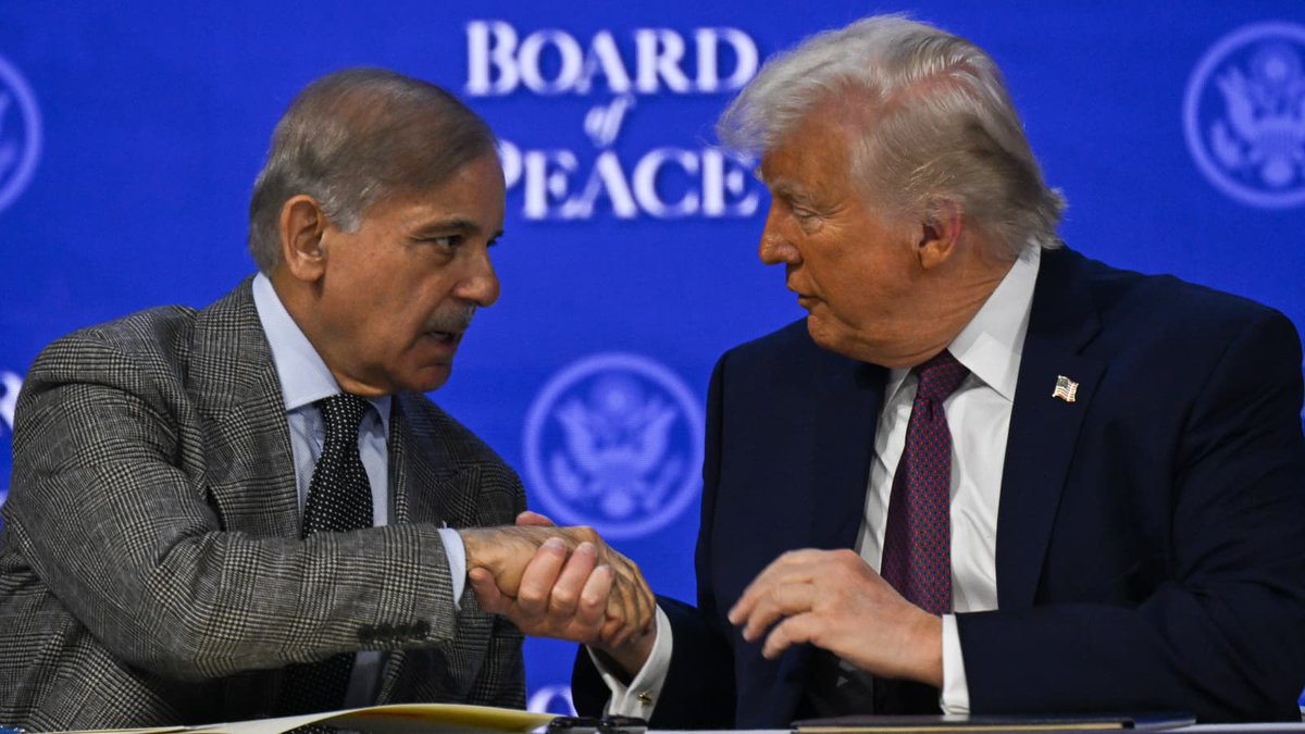ademnamli's tweet photo. Paksitan, ABDye süre kazandırdı
Her yönden sıkışan Trump, İran'ı yok edeceğim blöfüyle tüm dünyaya korku saldı fakat İran geri adım atmayınca Pakistan teklifini sundu ve İran’ın şartları ile kabul edildi 
Daha önce müzakereler yapılırken İran’a saldıran ABD şimdilik vakit kazandı https://t.co/bgqDfiviwJ