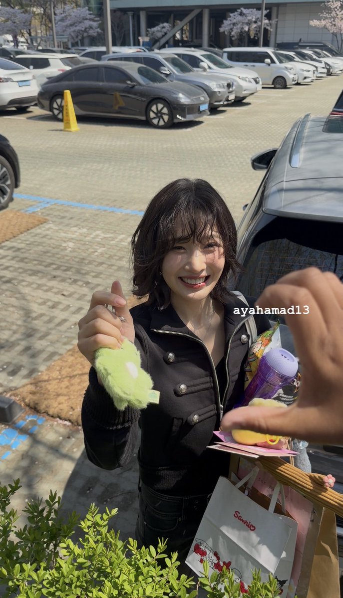mybunniesblink's tweet image. 260408 i got to see my joy again! i tried to do a heart with her but her hands were full of gifts, she is so loved! 

#joy #조이 #redvelvet #레드벨벳