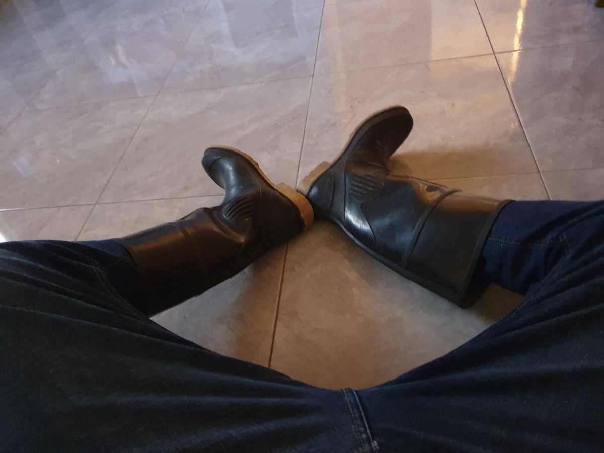 ichackk's tweet photo. Que ricas poses #botas #gummistefiel #rubberboots
#botasdehule https://t.co/X6zyRbpRPs