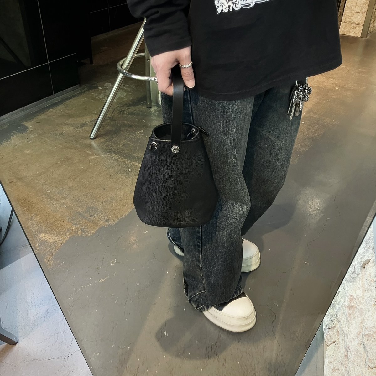 DealDesignOsaka's tweet image. 連続で西村です！
アポロバッグ2nd￥27.500！！
人気のバッグがリニューアルして再登場です☆
傷が付きにくいサフィアーノレザーを使用しているのでタフで永く愛用頂けます♪
このフォルムも可愛いので是非見にいらして下さい！
 #DEALDESIGN 
 #バッグ