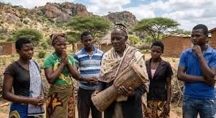 HistoryFactou's tweet photo. A MUST READ

The Musoni clan (also known as vanaMusoni or part of the vaShavi) is a branch of the VaRemba (Lemba or VaMwenye) people in Zimbabwe. They primarily use the Mbeva (mouse) totem—sometimes described as a dual totem with Hwesamasango (solitary mouse)—and are found mainly in Buhera district as well as other areas such as Gutu (e.g., Chitsa), Mberengwa, Masvingo, Guruve, and scattered locations in Midlands and Mashonaland.

Their historical background is tied to the broader VaRemba/Lemba story, which combines rich oral traditions, distinctive cultural practices, and modern genetic evidence pointing to ancient Semitic (Jewish/Abrahamic) origins rather than purely local Bantu roots.

Origins and Migration (Oral Tradition and Legend)
VaRemba oral histories trace their male ancestors to Jewish traders or merchants who left Judea (ancient Israel) roughly 2,500 years ago. They first settled in Yemen (and parts of Oman), where they lived in or established a place called Sena (hence sometimes called VaSena, “people from Sena”). Over time, conditions prompted a sea migration to Africa. They traveled using monsoon trade winds, under leaders whose names survive locally as Suleiman/Seremani and Zaid/Saidi.

Some traditions link the praise name “Musoni” itself to “monsoon” (the winds that carried them) or possibly to pre-Islamic sects. Upon reaching southern Africa (via routes through present-day Mozambique and trading networks linked to Great Zimbabwe-era commerce), they settled among local groups while maintaining endogamy and core customs. In Zimbabwe they became known as VaRemba, VaMwenye (“foreigners/owners” or “people of the owners”), or Mushavi (merchants/traders).

This migration and settlement likely occurred over several centuries, with intermarriage into Shona society while preserving a distinct identity through 12 core “houses” or clans (e.g., names like Tovakare, Seremani/Suleman, Hamisi, Sadiki, etc.).

Adoption of Shona Totems and Identity in Zimbabwe
Once in Zimbabwe, the VaRemba adopted local Shona customs, including totems (mutupo). The Musoni branch specifically reveres the Mbeva (mouse) totem, reflected in praise poetry such as:
“Maita musoni
Muzungu vasingarimi, vasibati nyama
Vanovetera yabva pamoto, vasengwengwe
… VaRemba, Vamwenye, Vaera mbeva …”

This poetry explicitly identifies Musoni people as VaRemba and Vaera mbeva. In some contexts or dialects they are also linked to the Zhou totem (here referring to a mouse/rat rather than elephant). In Mberengwa they are more often called vaShavi with the Zhou totem; in Buhera, Gutu, and similar districts they are vanaMusoni with the Mbeva totem.

The mouse totem carries symbolic meanings of wisdom, adaptability, and survival; one folk explanation is that ancestors followed mice to discover better food sources or safe paths.

Distinct Cultural and Religious Practices
These set the VaRemba (including the Musoni clan) apart and echo Abrahamic/Jewish traditions:
Male circumcision for all boys (a long-standing practice that has helped reduce HIV transmission rates in their communities).
Dietary laws — no pork, no unclean meats, and kosher-like rules (e.g., separating foods, preferring halal-style meat). Many Musoni/Mbeva people still avoid pork and the mouse itself.

Sabbath observance (historically strict, though now often syncretised with Christianity or Islam).
Endogamy — traditional preference for marriage within the 12 Lemba clans/houses to preserve identity.
Use of Semitic-influenced names (Hamisi, Seremani, Sadiki, etc.) and a sacred prayer language mixing Hebrew and Arabic elements.
Calling God Nwali in some older traditions.

Many VaRemba today are Christian (some with Muslim influences), but they retain these customs as markers of heritage. Strict rules once included excommunication for marrying outsiders, though urbanisation has relaxed some practices while still discouraging full assimilation.