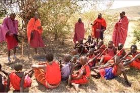 HistoryFactou's tweet photo. A MUST READ

The Musoni clan (also known as vanaMusoni or part of the vaShavi) is a branch of the VaRemba (Lemba or VaMwenye) people in Zimbabwe. They primarily use the Mbeva (mouse) totem—sometimes described as a dual totem with Hwesamasango (solitary mouse)—and are found mainly in Buhera district as well as other areas such as Gutu (e.g., Chitsa), Mberengwa, Masvingo, Guruve, and scattered locations in Midlands and Mashonaland.

Their historical background is tied to the broader VaRemba/Lemba story, which combines rich oral traditions, distinctive cultural practices, and modern genetic evidence pointing to ancient Semitic (Jewish/Abrahamic) origins rather than purely local Bantu roots.

Origins and Migration (Oral Tradition and Legend)
VaRemba oral histories trace their male ancestors to Jewish traders or merchants who left Judea (ancient Israel) roughly 2,500 years ago. They first settled in Yemen (and parts of Oman), where they lived in or established a place called Sena (hence sometimes called VaSena, “people from Sena”). Over time, conditions prompted a sea migration to Africa. They traveled using monsoon trade winds, under leaders whose names survive locally as Suleiman/Seremani and Zaid/Saidi.

Some traditions link the praise name “Musoni” itself to “monsoon” (the winds that carried them) or possibly to pre-Islamic sects. Upon reaching southern Africa (via routes through present-day Mozambique and trading networks linked to Great Zimbabwe-era commerce), they settled among local groups while maintaining endogamy and core customs. In Zimbabwe they became known as VaRemba, VaMwenye (“foreigners/owners” or “people of the owners”), or Mushavi (merchants/traders).

This migration and settlement likely occurred over several centuries, with intermarriage into Shona society while preserving a distinct identity through 12 core “houses” or clans (e.g., names like Tovakare, Seremani/Suleman, Hamisi, Sadiki, etc.).

Adoption of Shona Totems and Identity in Zimbabwe
Once in Zimbabwe, the VaRemba adopted local Shona customs, including totems (mutupo). The Musoni branch specifically reveres the Mbeva (mouse) totem, reflected in praise poetry such as:
“Maita musoni
Muzungu vasingarimi, vasibati nyama
Vanovetera yabva pamoto, vasengwengwe
… VaRemba, Vamwenye, Vaera mbeva …”

This poetry explicitly identifies Musoni people as VaRemba and Vaera mbeva. In some contexts or dialects they are also linked to the Zhou totem (here referring to a mouse/rat rather than elephant). In Mberengwa they are more often called vaShavi with the Zhou totem; in Buhera, Gutu, and similar districts they are vanaMusoni with the Mbeva totem.

The mouse totem carries symbolic meanings of wisdom, adaptability, and survival; one folk explanation is that ancestors followed mice to discover better food sources or safe paths.

Distinct Cultural and Religious Practices
These set the VaRemba (including the Musoni clan) apart and echo Abrahamic/Jewish traditions:
Male circumcision for all boys (a long-standing practice that has helped reduce HIV transmission rates in their communities).
Dietary laws — no pork, no unclean meats, and kosher-like rules (e.g., separating foods, preferring halal-style meat). Many Musoni/Mbeva people still avoid pork and the mouse itself.

Sabbath observance (historically strict, though now often syncretised with Christianity or Islam).
Endogamy — traditional preference for marriage within the 12 Lemba clans/houses to preserve identity.
Use of Semitic-influenced names (Hamisi, Seremani, Sadiki, etc.) and a sacred prayer language mixing Hebrew and Arabic elements.
Calling God Nwali in some older traditions.

Many VaRemba today are Christian (some with Muslim influences), but they retain these customs as markers of heritage. Strict rules once included excommunication for marrying outsiders, though urbanisation has relaxed some practices while still discouraging full assimilation.