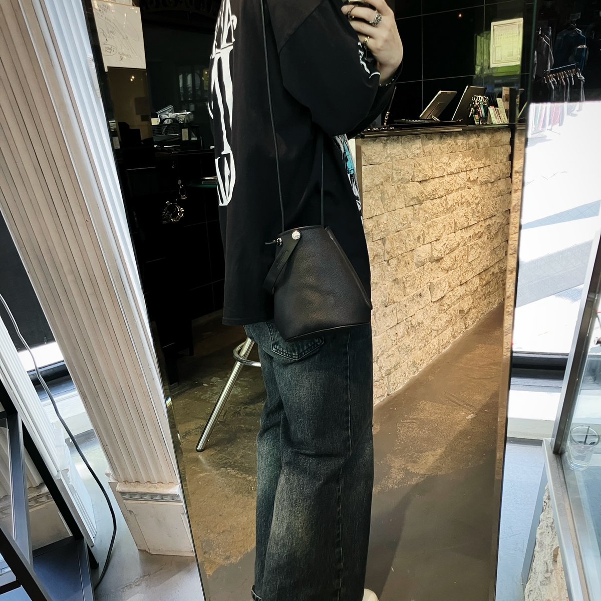 DealDesignOsaka's tweet image. 連続で西村です！
アポロバッグ2nd￥27.500！！
人気のバッグがリニューアルして再登場です☆
傷が付きにくいサフィアーノレザーを使用しているのでタフで永く愛用頂けます♪
このフォルムも可愛いので是非見にいらして下さい！
 #DEALDESIGN 
 #バッグ