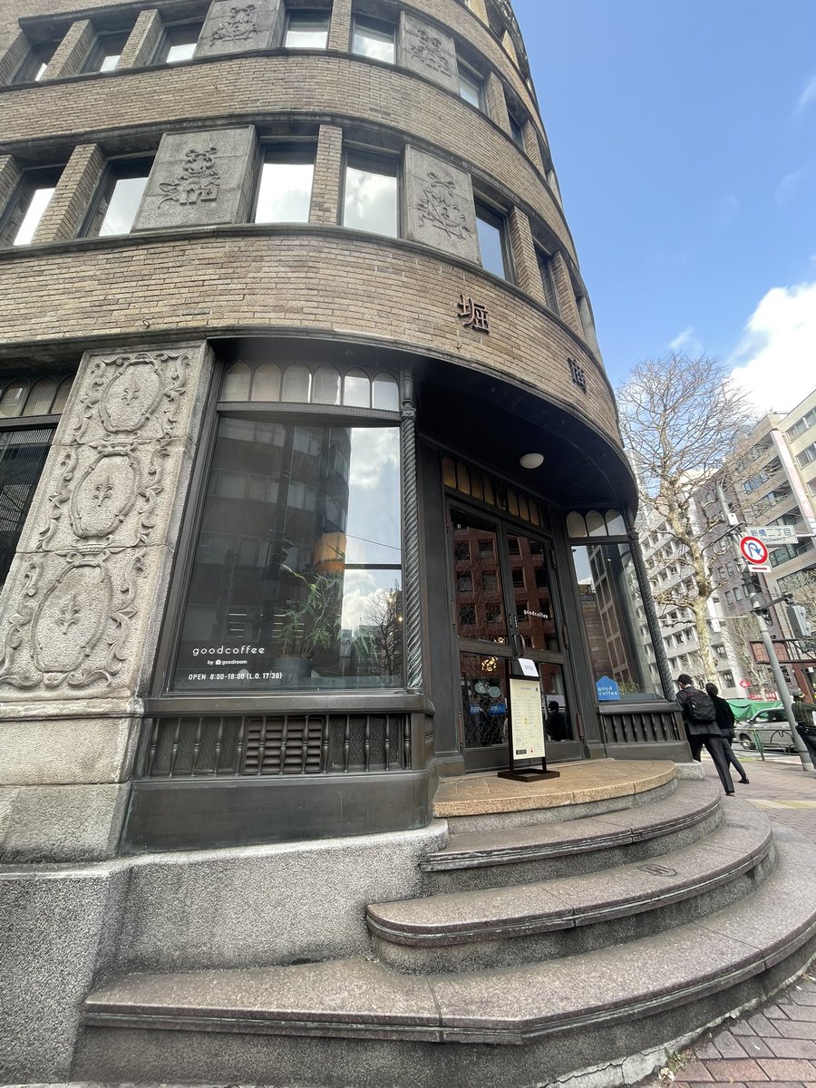 K16Kozue's tweet photo. 新橋にある、すごーくレトロなビルに喫茶店があるのを発見!
建築好きな私としては…仕事前にとても素敵な時間を過ごさせていただきました🩷
アミアミのドア可愛い🩷
この床…何万人の人に踏んづけられてきたんでしょうね〜むふむふむふ🩷
#goodcoffee https://t.co/ac749yGu00