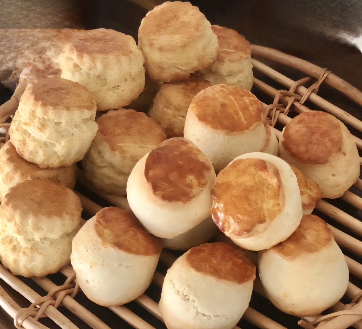 SconeStadium's tweet photo. ブランド紹介： 
ロージーズベーカリー（神戸）   
📅 4/25(土)～28(火)出店  

神戸・塩屋から本場イギリスの味わいをお届けします。  

現地のティールームに並んでいるような素朴で愛らしいスコーンや焼き菓子たちがスタジアムに集結します📷
（出店日をご確認くださいね）  

#西宮阪急 #ティータイム #ロージーズベーカリー