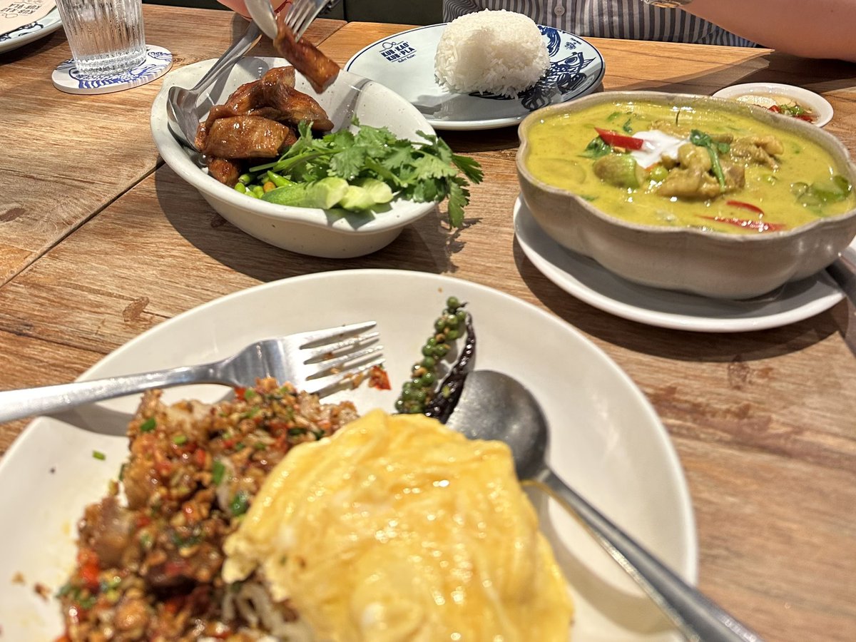 overprice คือ ราคาขาย (price) แพงเกินคุณค่าที่ได้ (value) 
แต่คุณค่าที่ได้รับมีหลายด้าน functional value, emotional value หลายอย่างแต่ละคนให้ความสำคัญไม่เท่ากัน 
อย่างเมื่อวานกินกับข้าวกับปลา iberry ต้นตำรับร้านที่โดนเรื่อง overprice ตลอด ในรูป 957 บาท แต่รู้สึกโอเค เพราะ