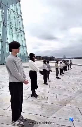 DmdiDm's tweet image. Norveç’in başkenti Oslo’da halk, İsrail’in Filistinlilerin idamına yönelik çıkardığı yasayı, ellerini ve gözlerini bağlayarak protesto etti.

Söz konusu eylem sosyal medyada büyük destek gördü.

.
.
. 
Pakistan Hürmüz #İsrail #ateşkes Iran
#İdamaSessizKalma Nükleer #saldırı