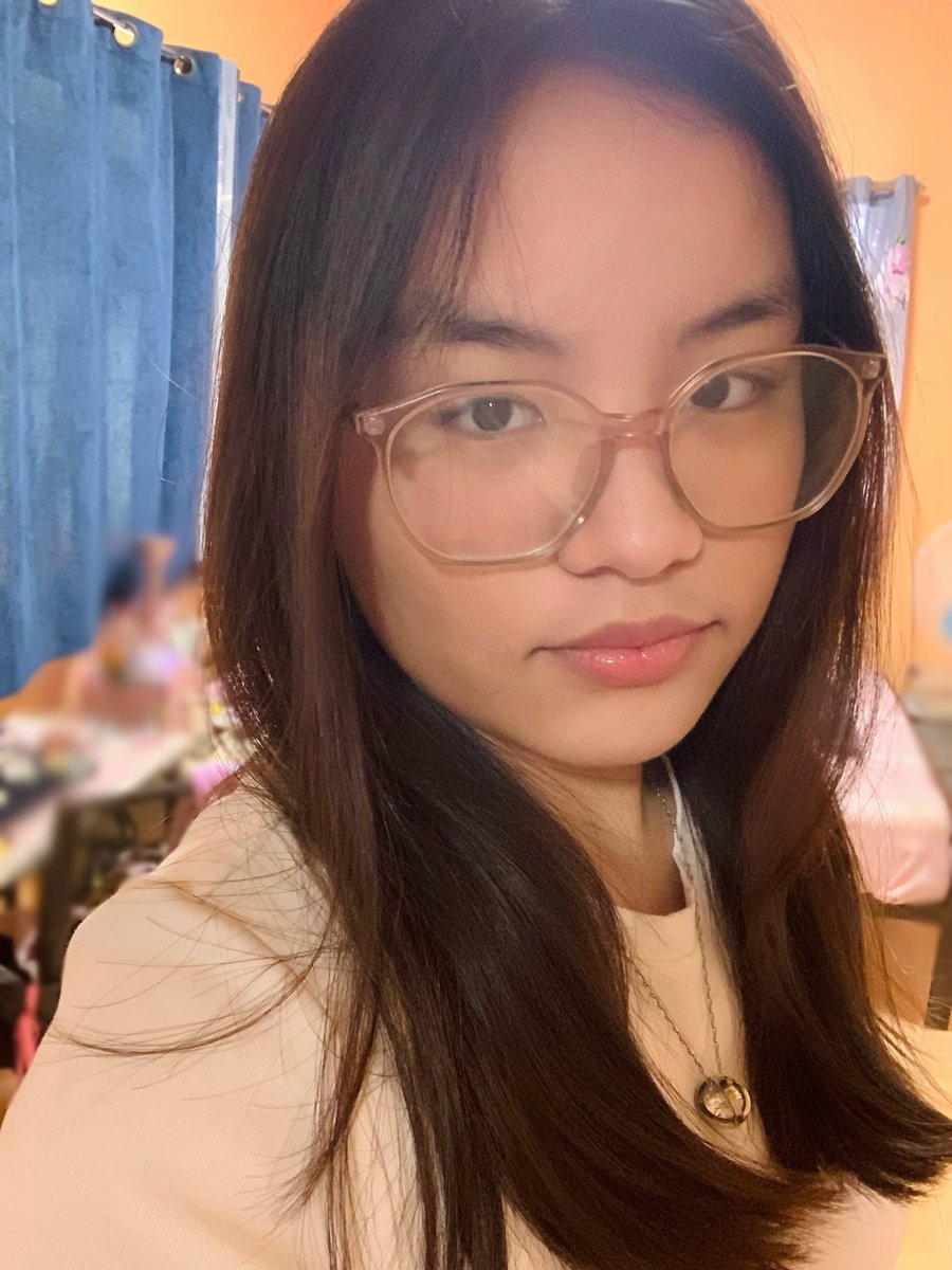 🎉 a strand of yunjins possibly blonde hair tweet media