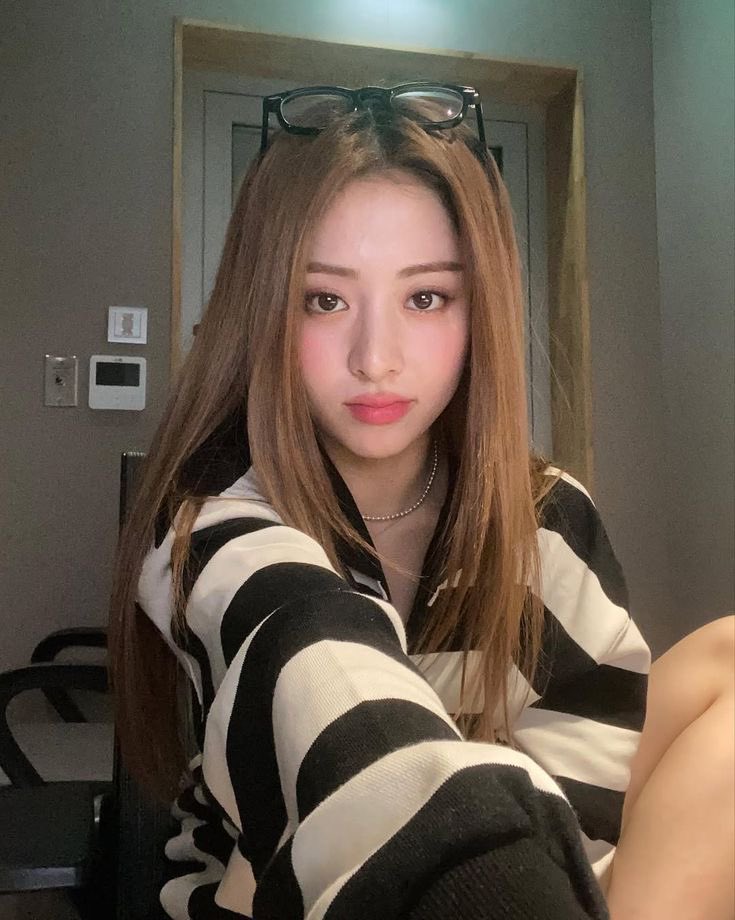 🎉 a strand of yunjins possibly blonde hair tweet media