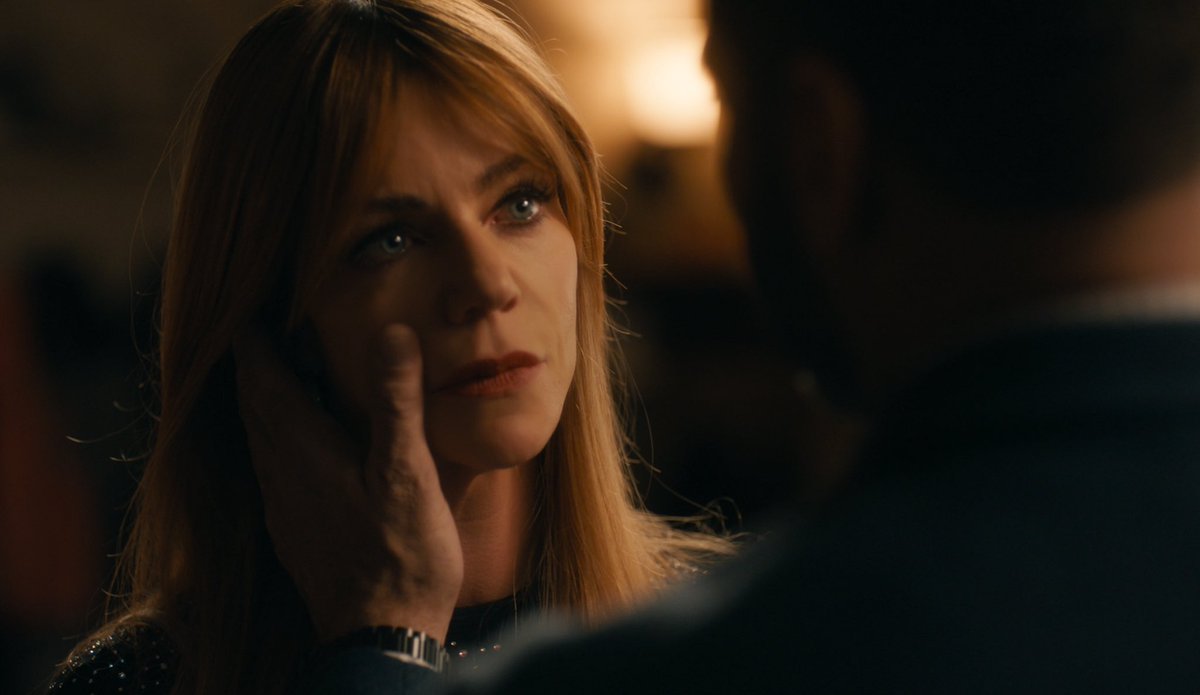 stargazinbuddie's tweet image. they look at each other like this and i’m meant to think they’re strictly just friends?? #highpotential