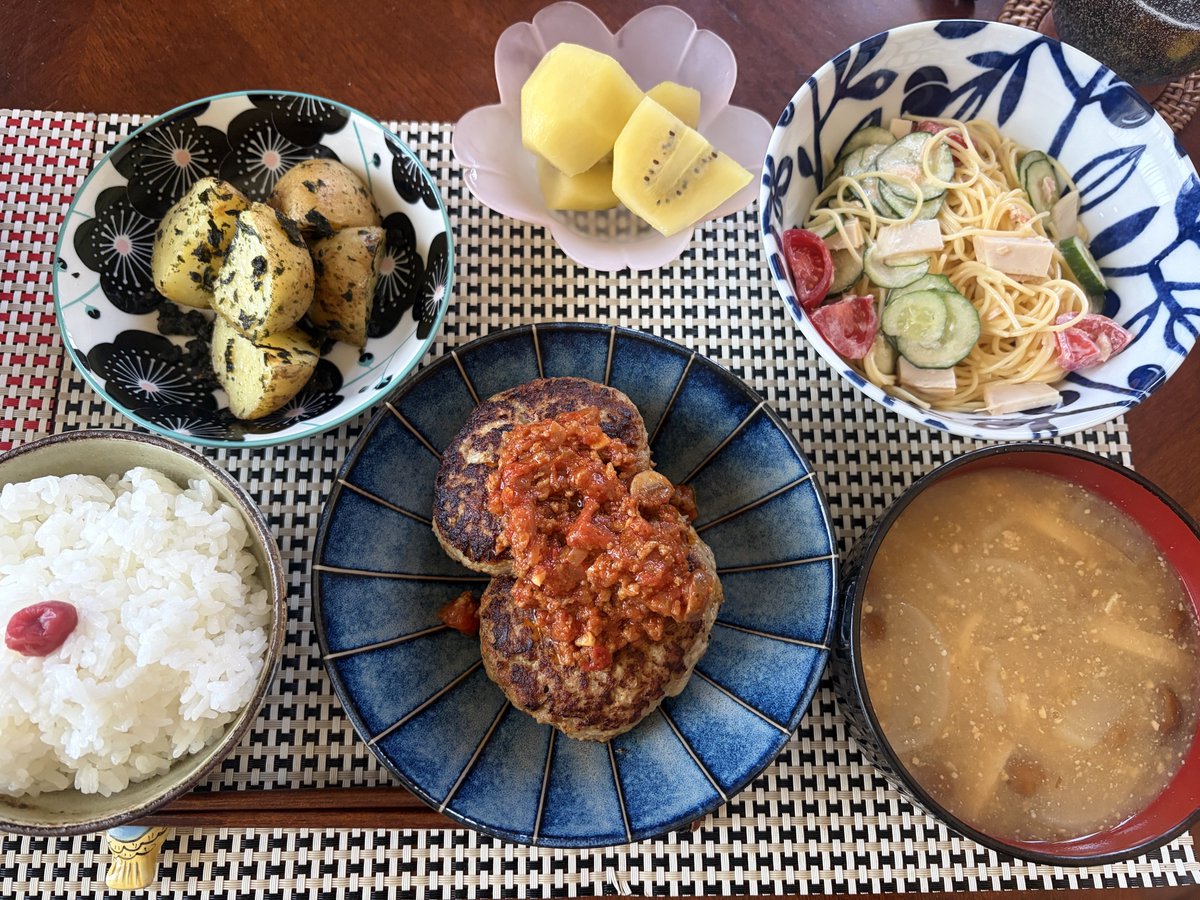 ホルムズ海峡の影響で

仕事が半日で終了😅

夜は、食べません🤣

サラダスパ

じゃがいも🥔の素揚げ韓国のり和え

豆腐ハンバーグ、ソースは前に作ったボロネーゼソース

なめこ、玉ねぎ、油揚げの
味噌汁

キウイ🥝

豪勢な昼飯　笑