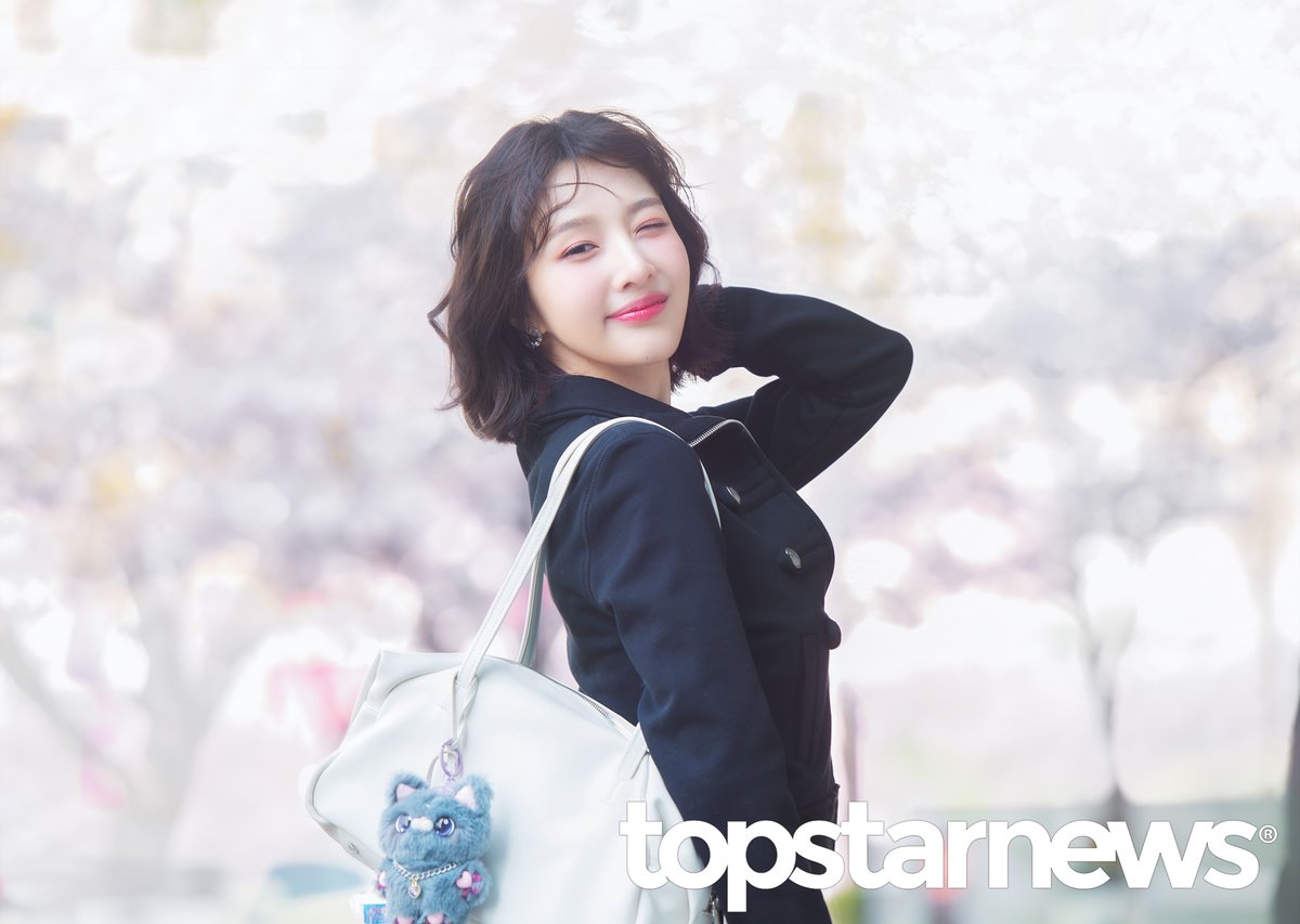 TSN_PHOTO's tweet image. [HD포토] 레드벨벳 조이, ‘첫사랑은 벚꽃 향기’ (동물농장 출근길) #조이 #JOY #레드벨벳 #RedVelvet #동물농장 #출근 #퇴근 #프리뷰 topstarnews.net/news/articleVi… &amp;lt;- Original Photo
